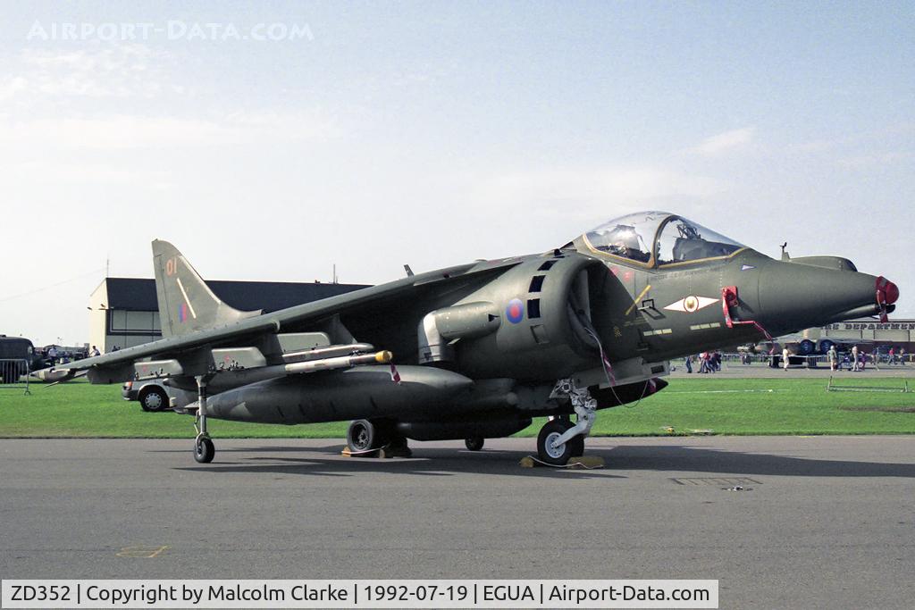 ZD352, British Aerospace Harrier GR.7A C/N P19, British Aerospace Harrier GR7A from RAF No 1 Sqn at RAF Upper Heyford's USAF Open Day in 1992.