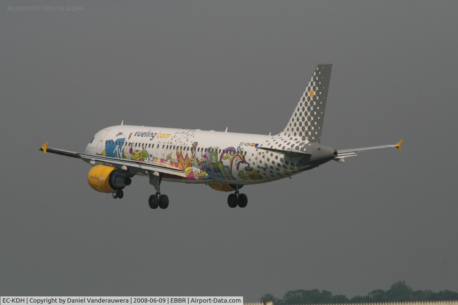 EC-KDH, 2007 Airbus A320-214 C/N 3083, flight VY5210 is descending to rwy 25L