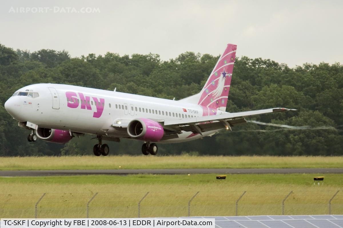 TC-SKF, 1993 Boeing 737-4Q8 C/N 26291/2513, moments prior touchdown