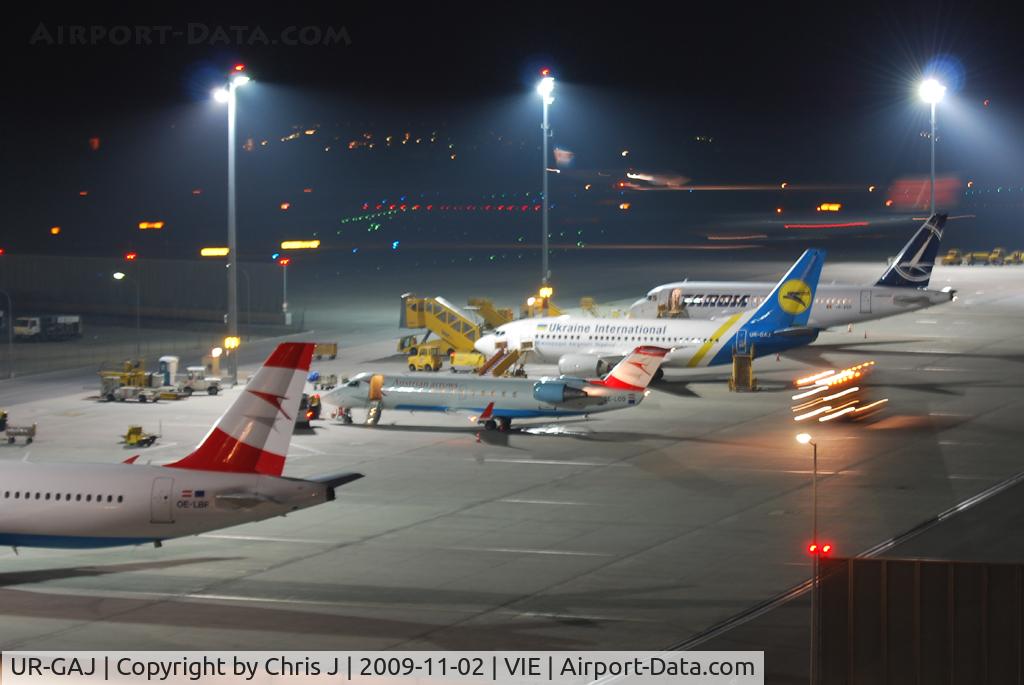 UR-GAJ, 1992 Boeing 737-5Y0 C/N 25192/2262, Overview Apron