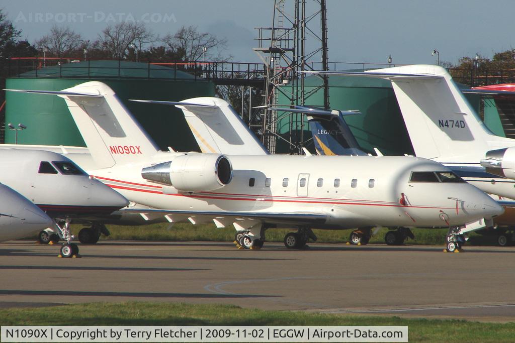 N1090X, 2004 Bombardier Challenger 604 (CL-600-2B16) C/N 5576, Challenger 604 at Luton