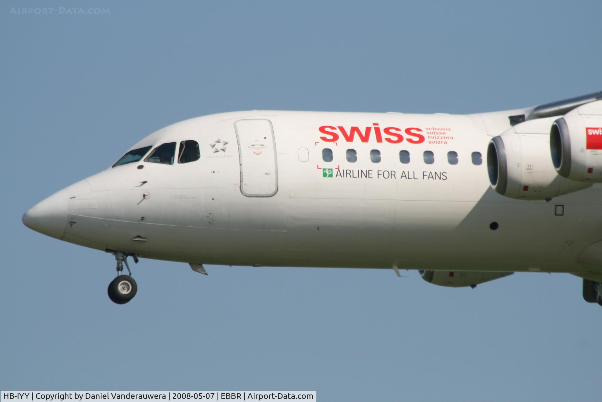 HB-IYY, 1998 British Aerospace Avro 146-RJ100 C/N E3339, arrival of flight LX778 to rwy 25L