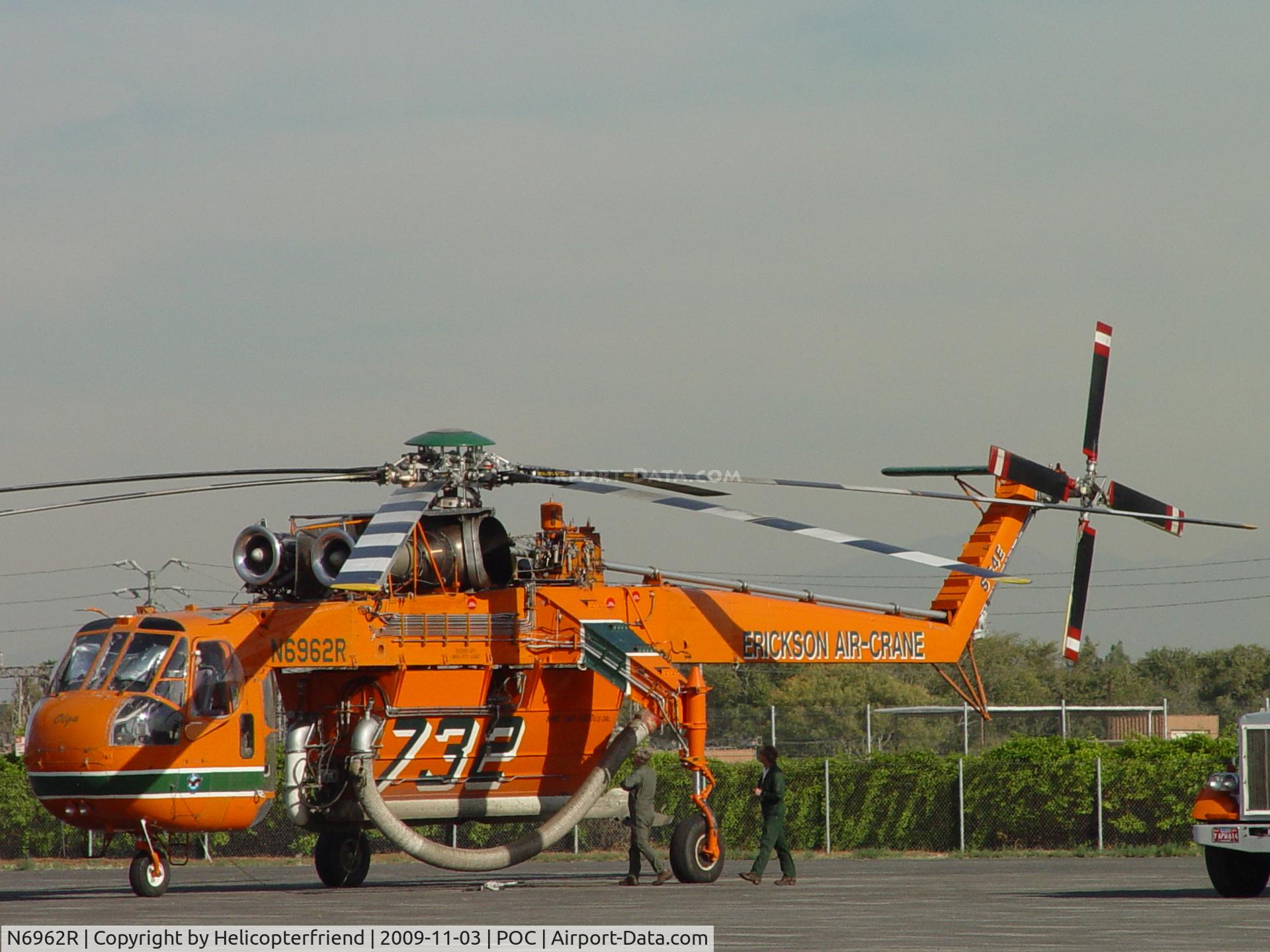 N6962R, 1968 Sikorsky S-64E C/N 64058, Standing by to assist LA County Fire when needed