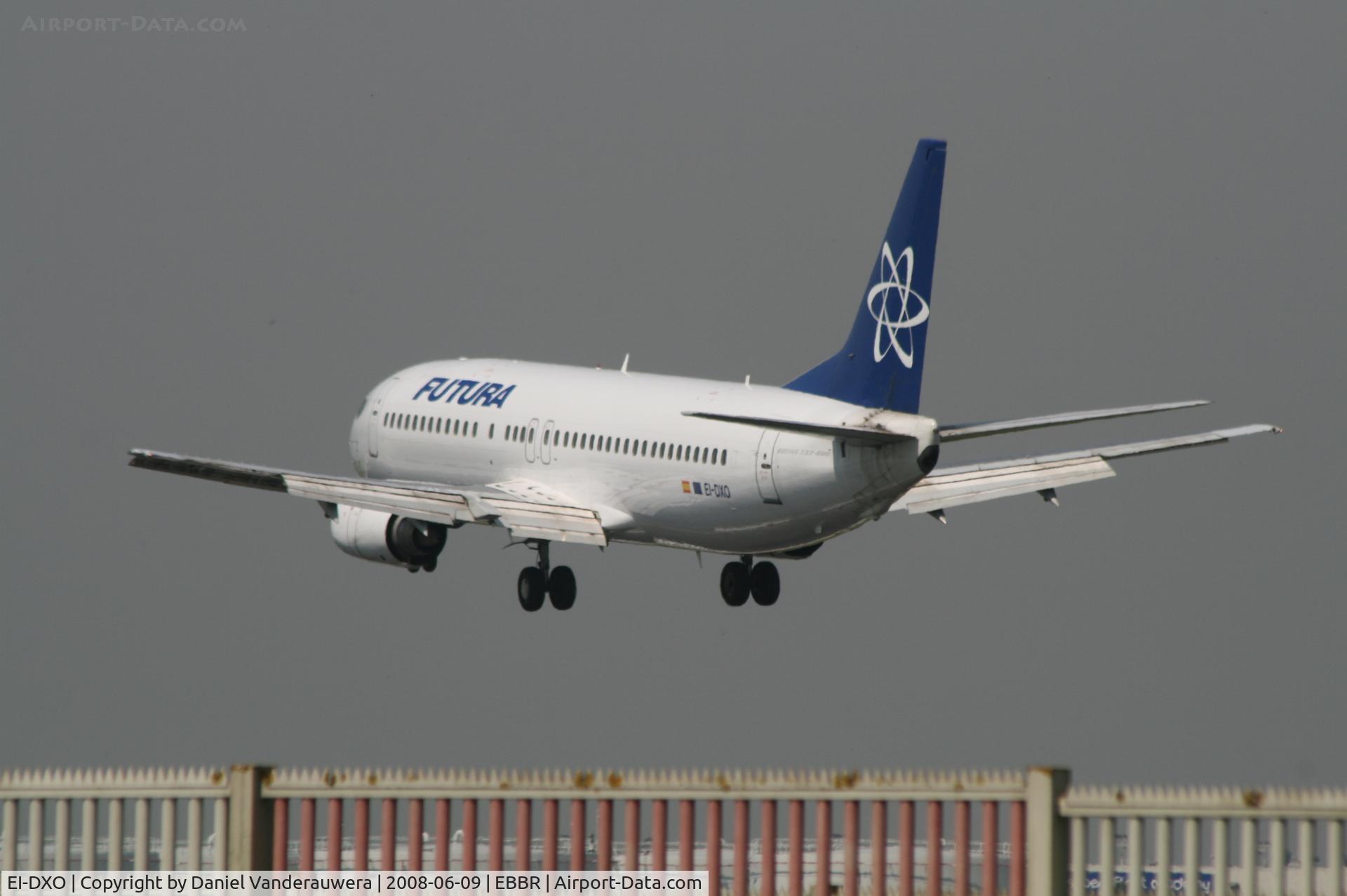 EI-DXO, 1995 Boeing 737-46J C/N 27826, several seconds before landing on rwy 25L