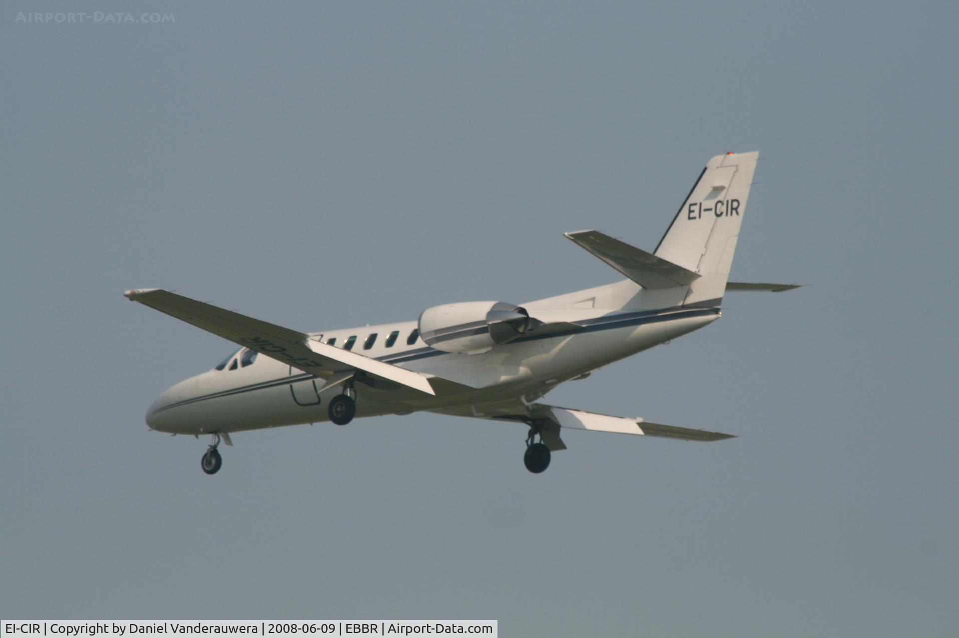 EI-CIR, 1980 Cessna 551 Citation II SP C/N 551-0174, several seconds before landing on rwy 25L