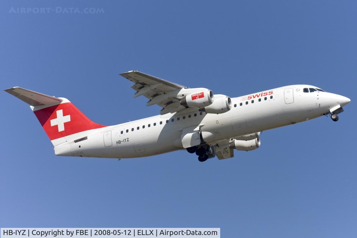 HB-IYZ, 1998 British Aerospace Avro 146-RJ100 C/N 0338, departing Luxemburg via RW06