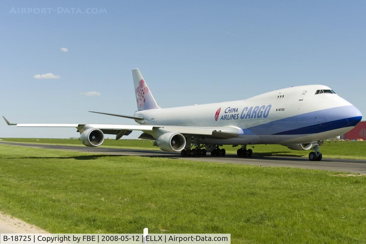 B-18725, 2007 Boeing 747-409F/SCD C/N 30771, taxying to the active