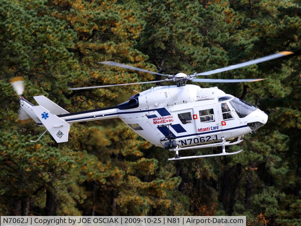 N7062J, 1988 Eurocopter-Kawasaki BK-117B-1 C/N 7178, Landing at N81