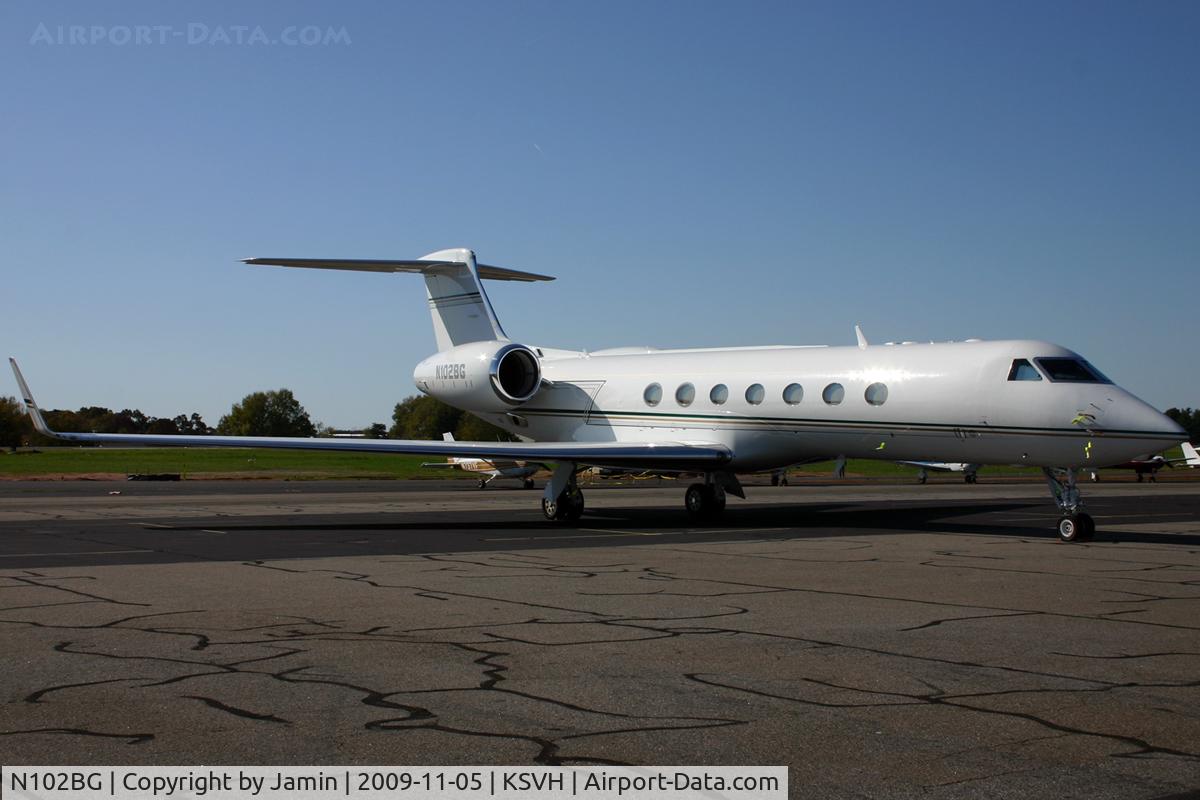 N102BG, 2004 Gulfstream Aerospace GV-SP (G550) C/N 5038, Sitting on the ramp without a cloud in the sky except for a short contrail.