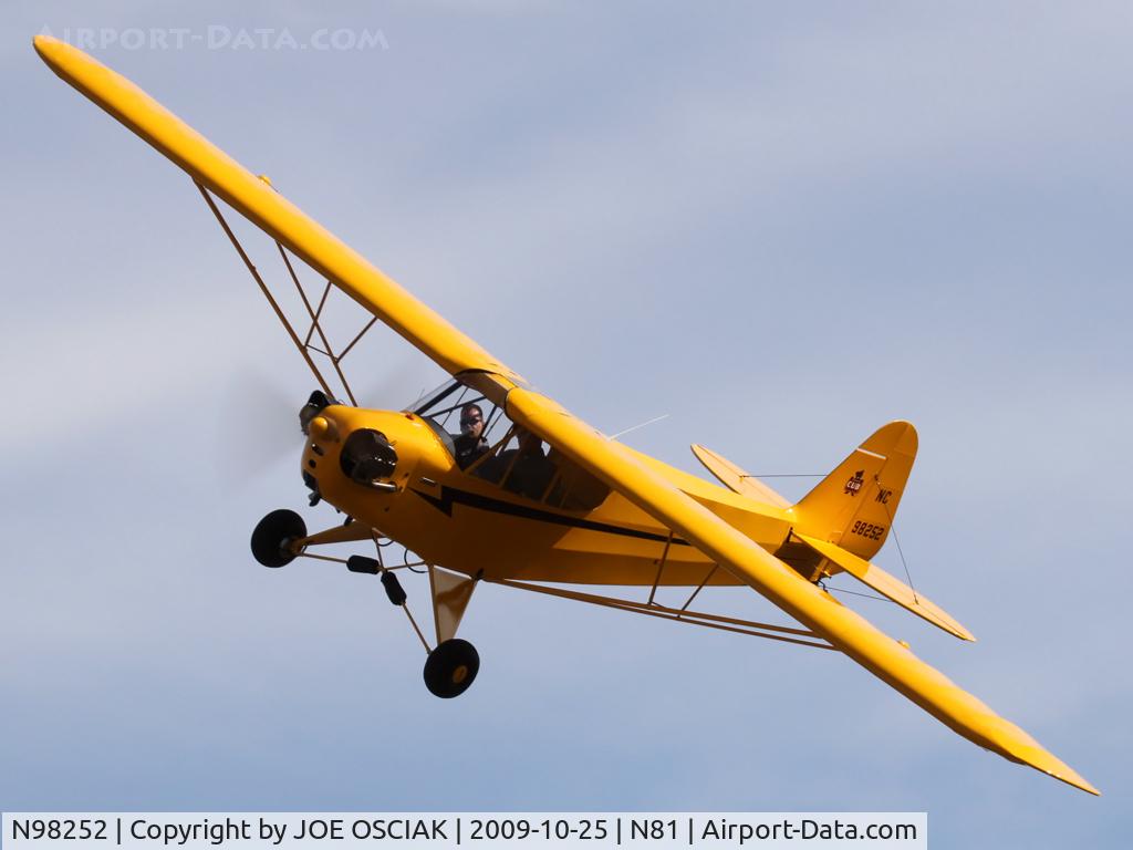 N98252, 1946 Piper J3C-65 Cub C/N 18424, Flying at Hammonton