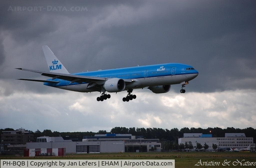 PH-BQB, 2003 Boeing 777-206/ER C/N 33712, KLM Boeing landing under dark Skies