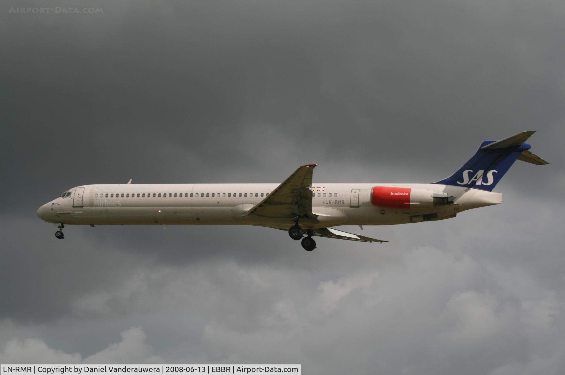 LN-RMR, 1992 McDonnell Douglas MD-81 (DC-9-81) C/N 53365, flight SK589 is descending to rwy 25L