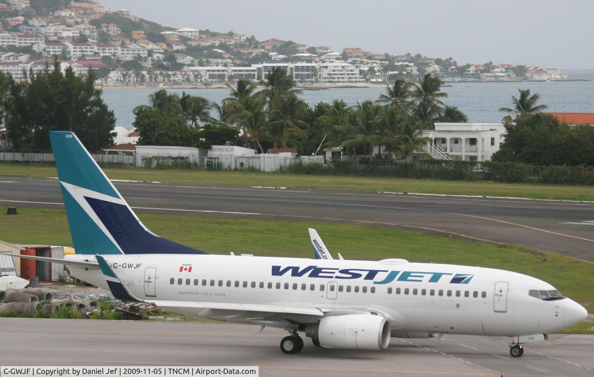 C-GWJF, 2004 Boeing 737-7CT C/N 32766, Taxing to holding point A