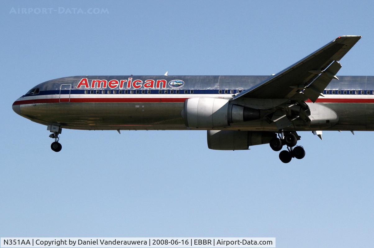 N351AA, 1988 Boeing 767-323 C/N 24032, arrival of flight AA088 to rwy 25L