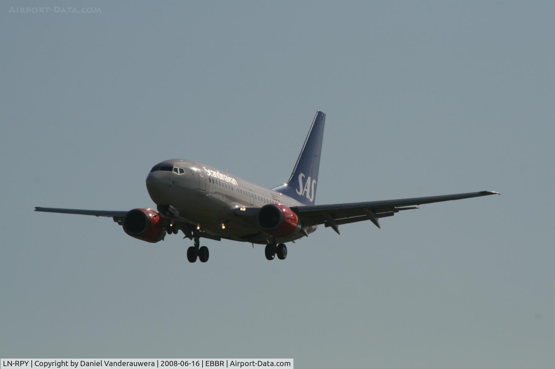 LN-RPY, 1998 Boeing 737-683 C/N 28292, flight SK589 is descending to rwy 25L