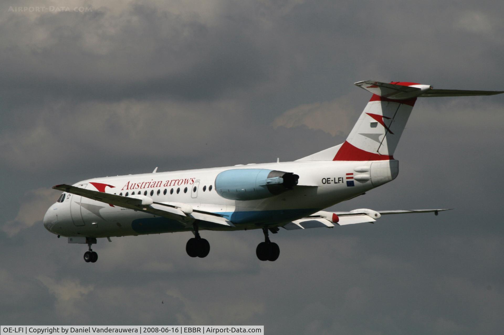 OE-LFI, 1995 Fokker 70 (F-28-0070) C/N 11529, flight OS367 is descending to rwy 25L