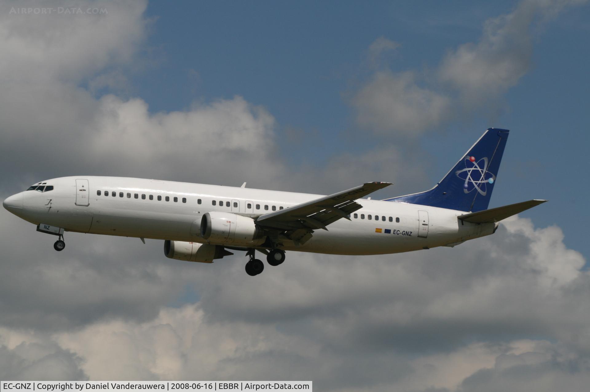 EC-GNZ, 1992 Boeing 737-4Y0 C/N 25178, descending to rwy 25L