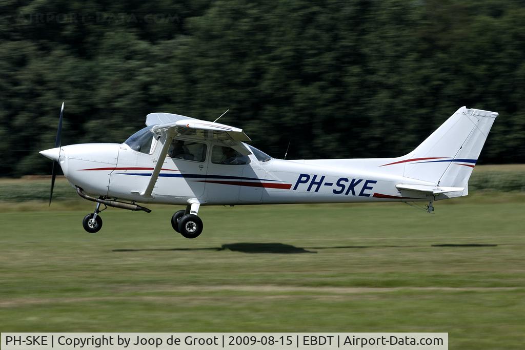 PH-SKE, 1981 Cessna 172P C/N 17274730, landing at Diest for the Old-timer fly-in.