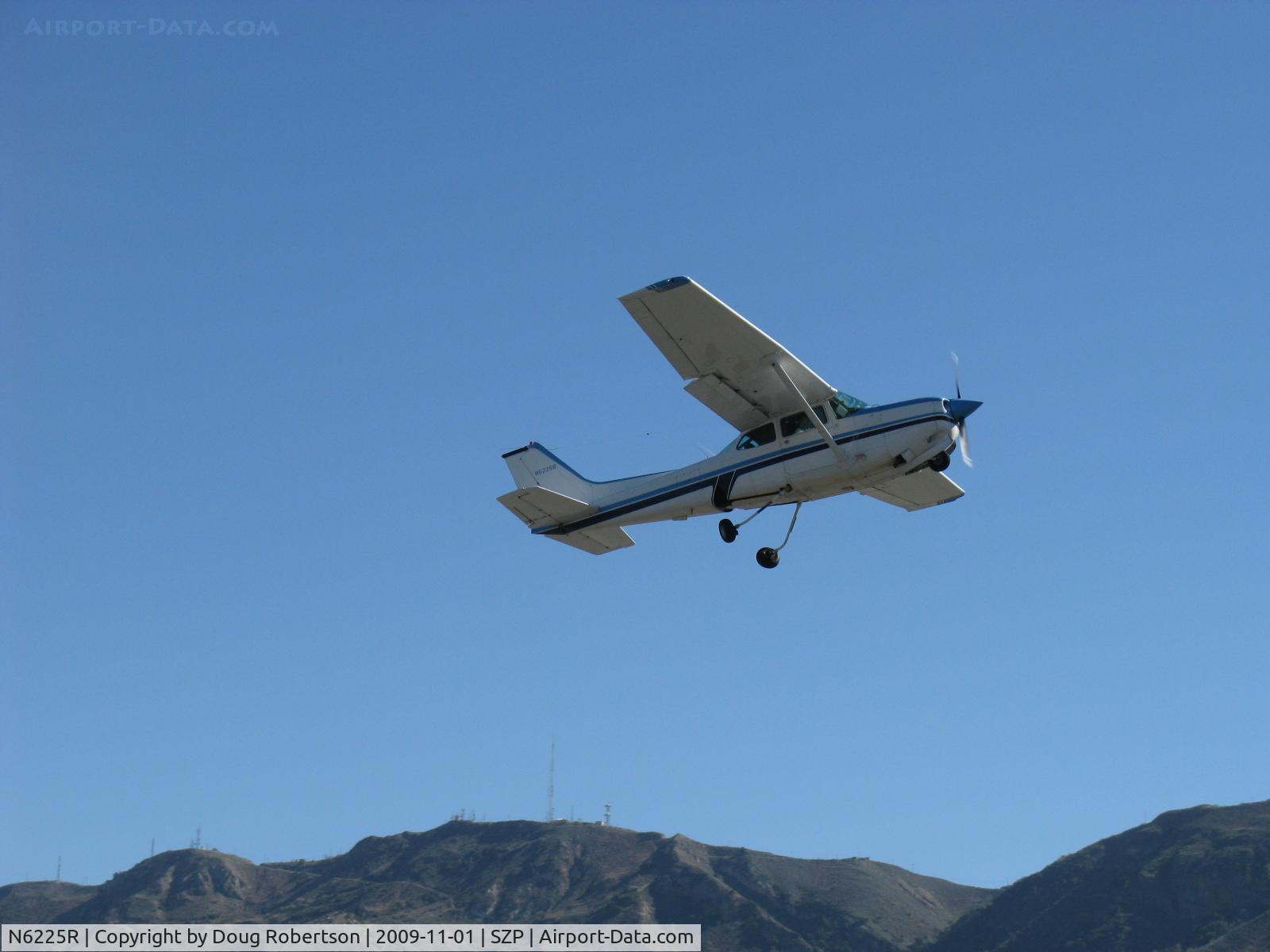 N6225R, 1979 Cessna 172RG Cutlass RG C/N 172RG0122, 1979 Cessna 172RG CUTLASS, Lycoming O&VO-360 180 Hp, takeoff climb Rwy 22, gear retracting