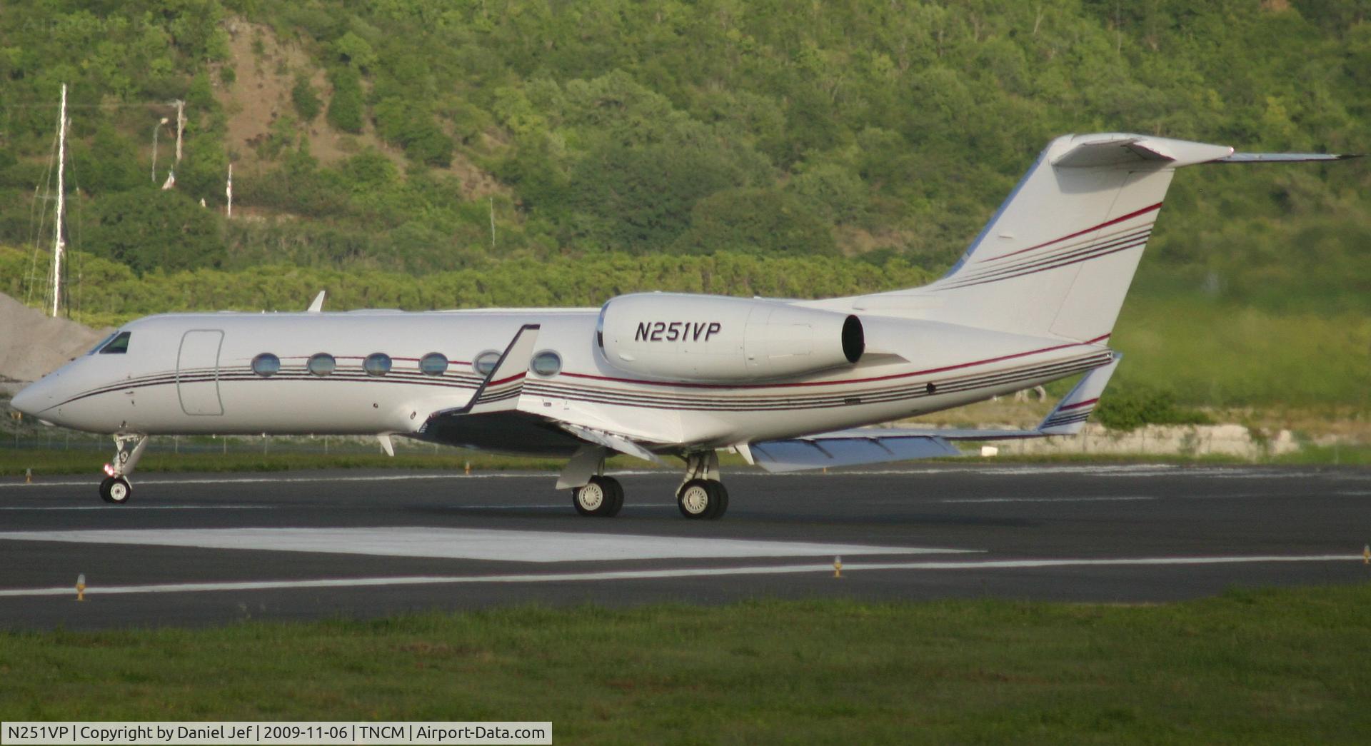 N251VP, 2007 Gulfstream Aerospace GIV-X (G450) C/N 4083, Making  U trun back to parking
