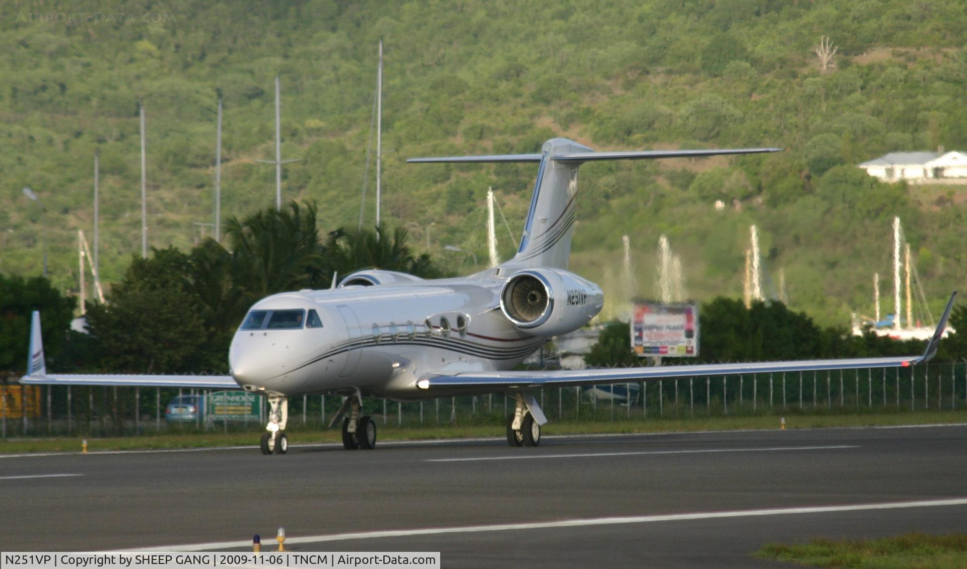 N251VP, 2007 Gulfstream Aerospace GIV-X (G450) C/N 4083, A close up of N251VP back tracking runway 28