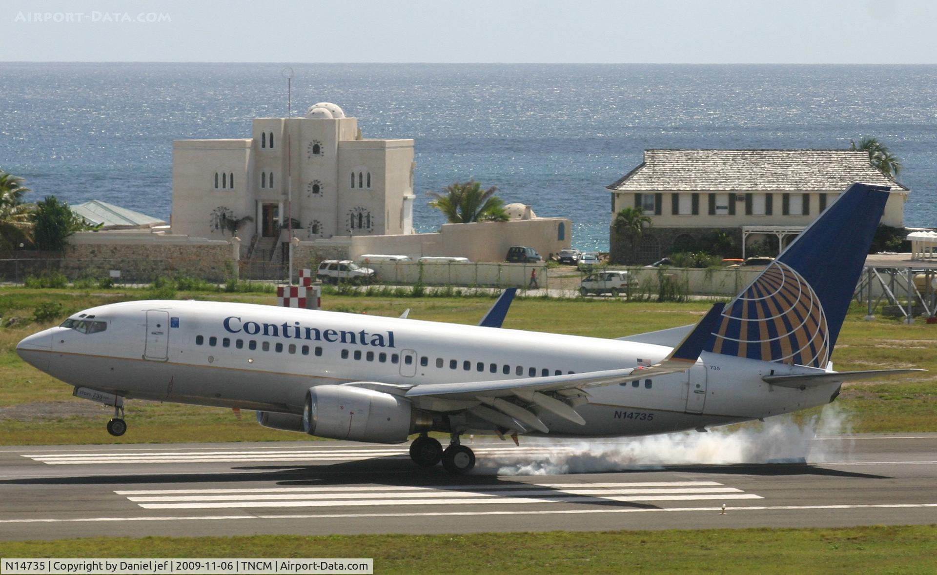 N14735, 1999 Boeing 737-724 C/N 28950, Continental landing at tncm
