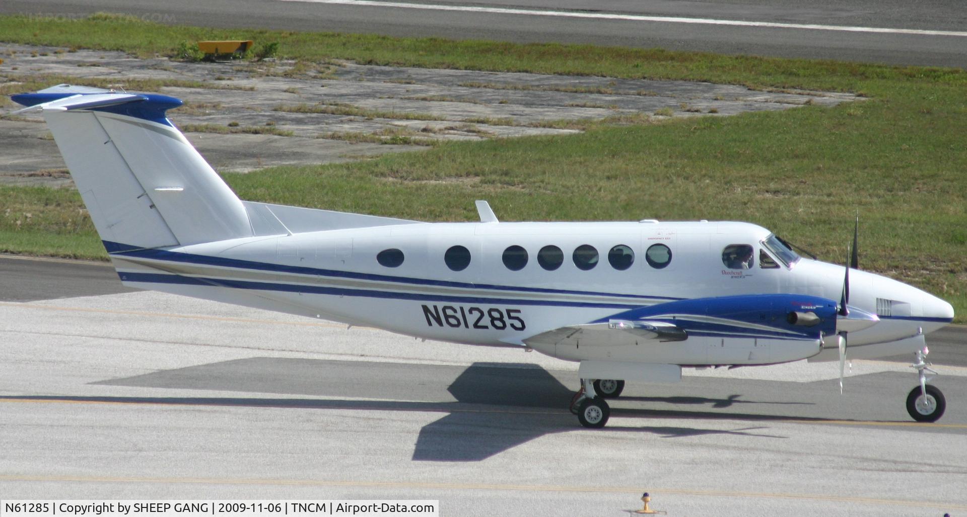 N61285, 2009 Hawker Beechcraft B200GT King Air C/N BY-85, Landing at tncm