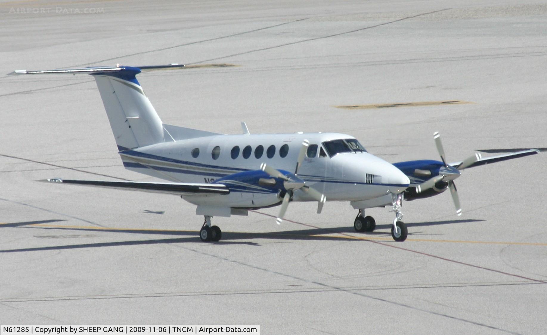 N61285, 2009 Hawker Beechcraft B200GT King Air C/N BY-85, Taxing to A for Take off