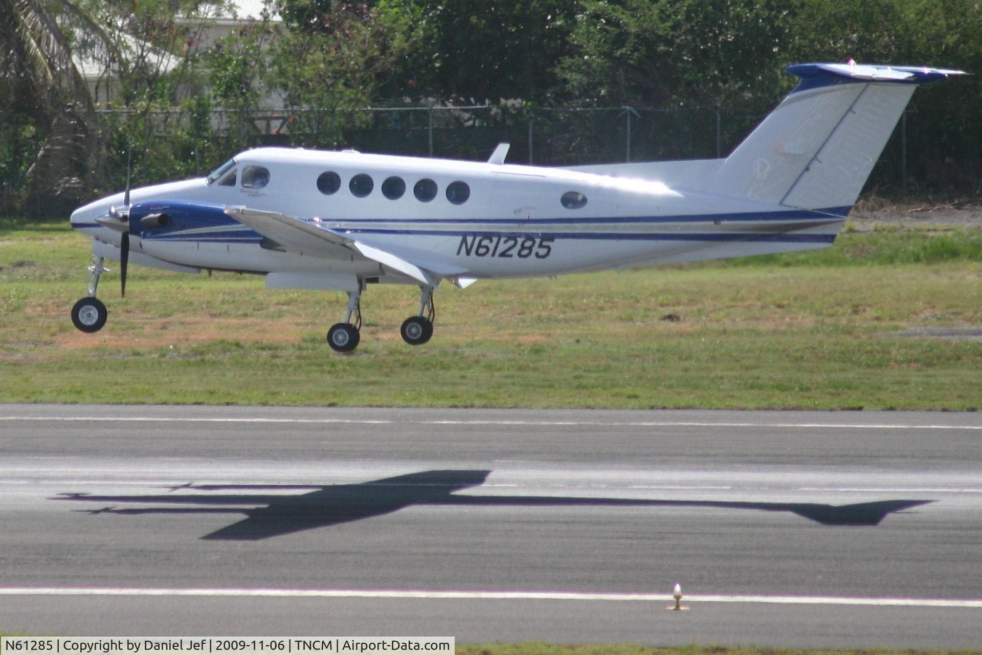 N61285, 2009 Hawker Beechcraft B200GT King Air C/N BY-85, Landing at tncm