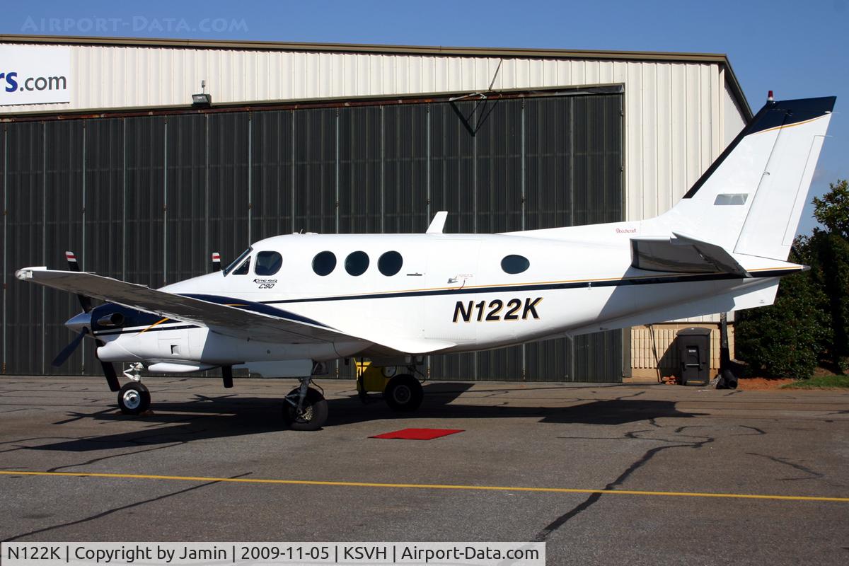 N122K, 1976 Beech C90 King Air C/N LJ-707, On the ramp in Statesville.