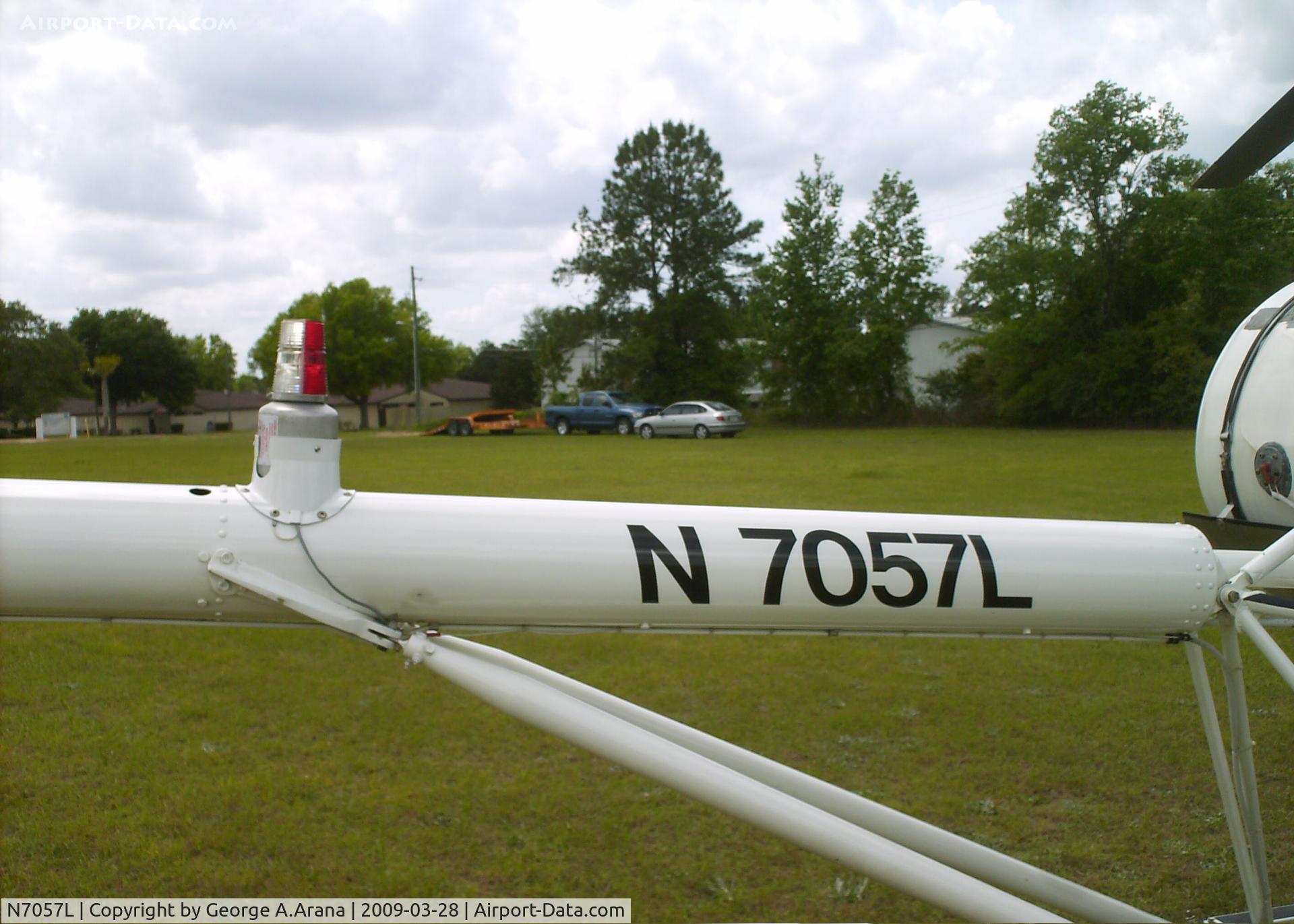 N7057L, 1967 Hughes 269A C/N 1281052, Anti-collision beacon