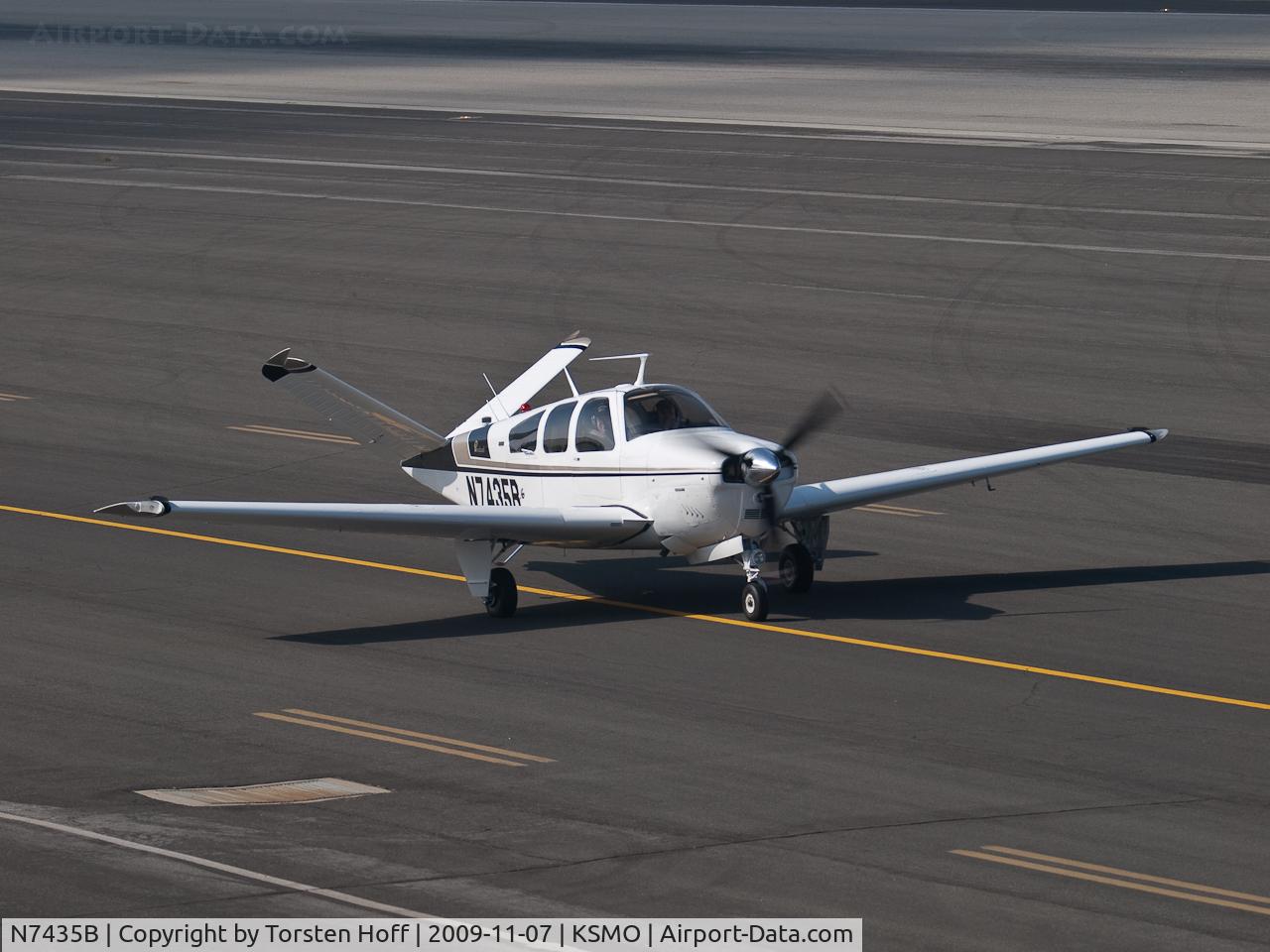 N7435B, 1974 Beech V35B Bonanza C/N D-9593, N7435B taxiing