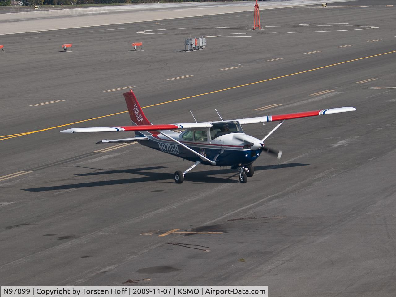 N97099, 1979 Cessna 182Q Skylane C/N 18266978, N97099 taxiing