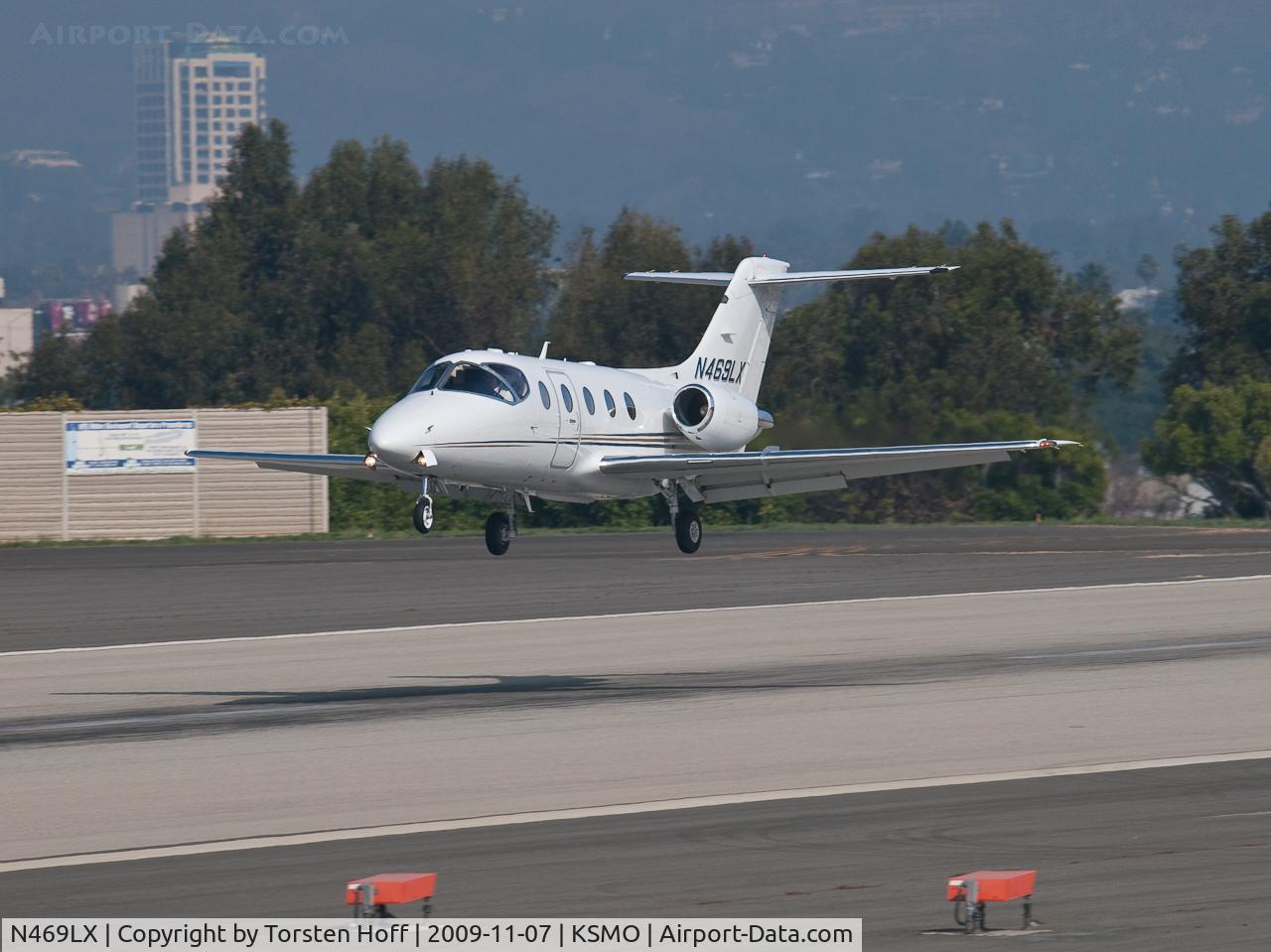 N469LX, Raytheon Aircraft Company 400A C/N RK-463, N469LX arriving on RWY 21