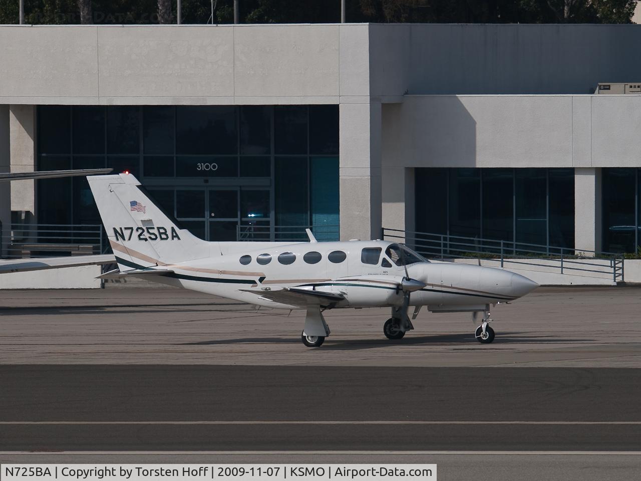 N725BA, 1984 Cessna 421C Golden Eagle C/N 421C1402, N725BA taxiing