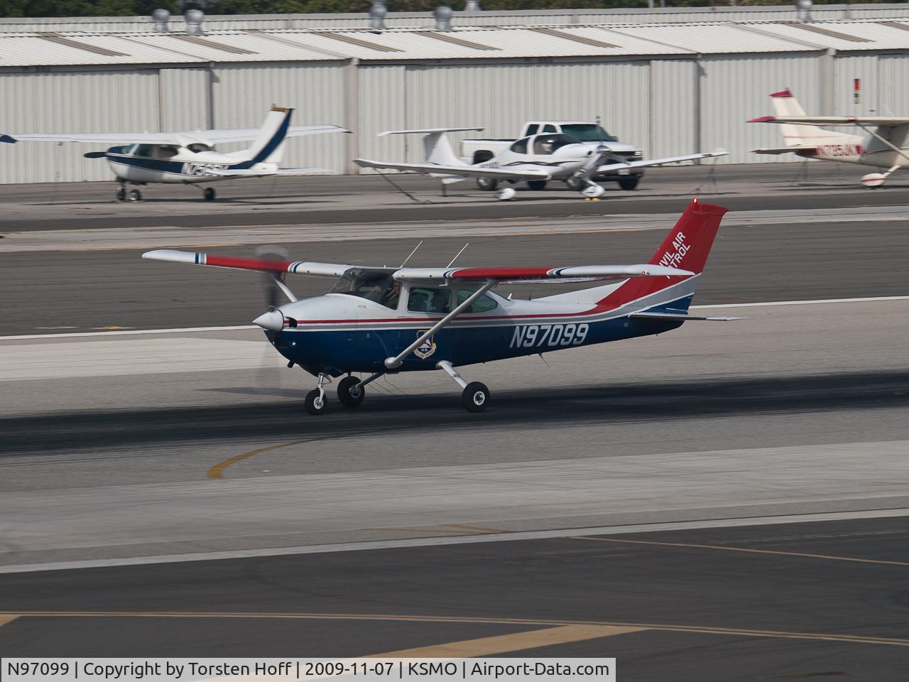 N97099, 1979 Cessna 182Q Skylane C/N 18266978, N97099 departing from RWY 21