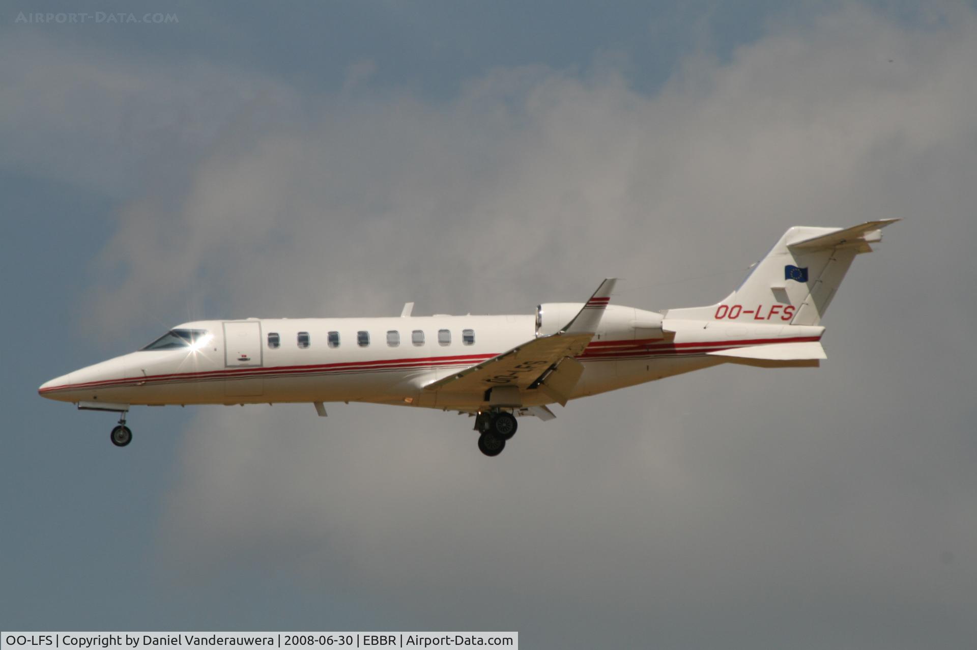 OO-LFS, 1998 Learjet 45 C/N 45-018, descending to rwy 25L
