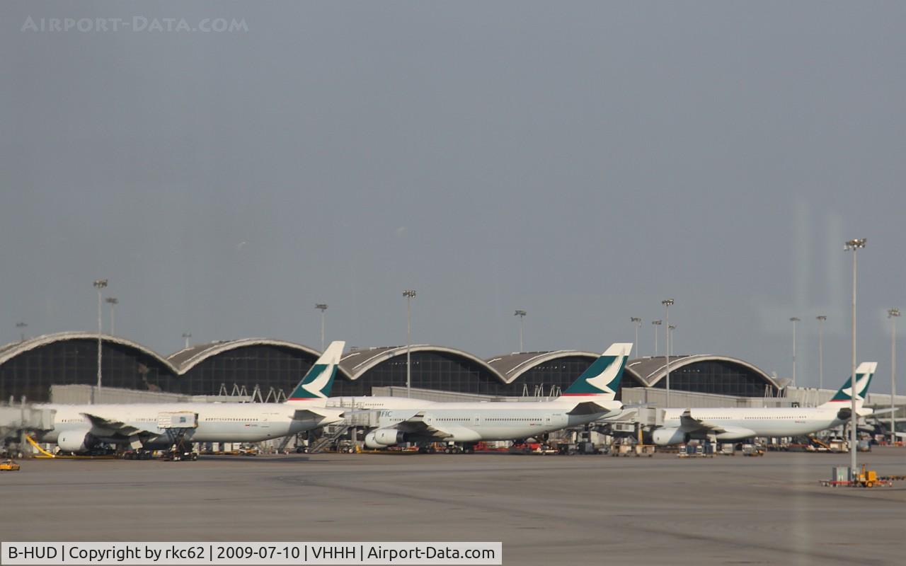 B-HUD, 1992 Boeing 747-467 C/N 25874, Cathay Pacific Jumbos (B-HUD is centre aircraft)