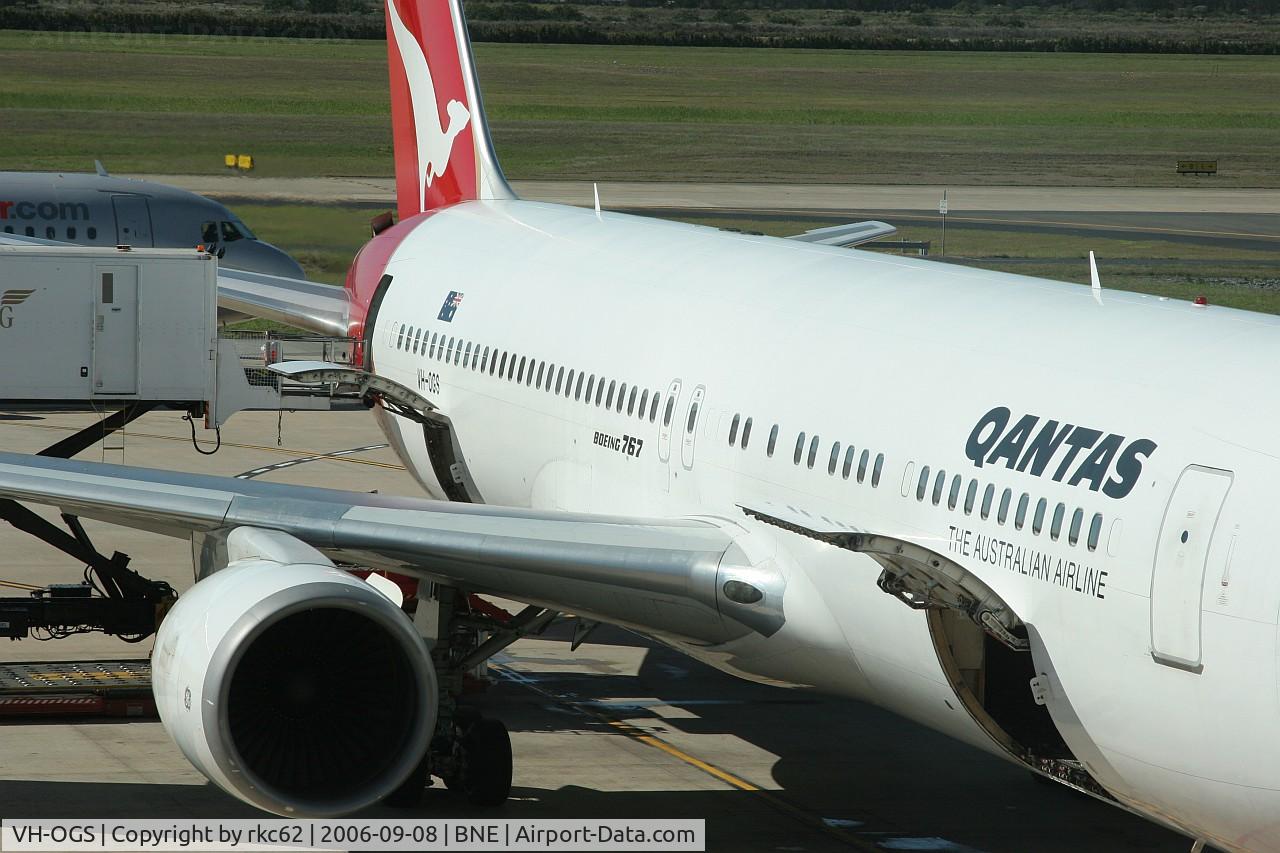 VH-OGS, 1997 Boeing 767-338/ER C/N 28725, Qantas 767 Loading for Brisbane to Changi