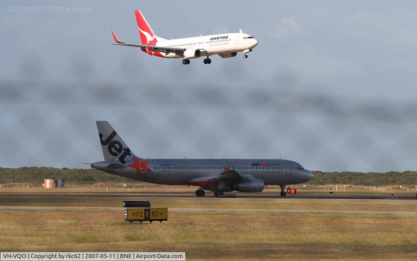 VH-VQO, 2000 Airbus A320-232 C/N 2587, Jetstar Airbus VQO waiting for Qantas VH-VYG