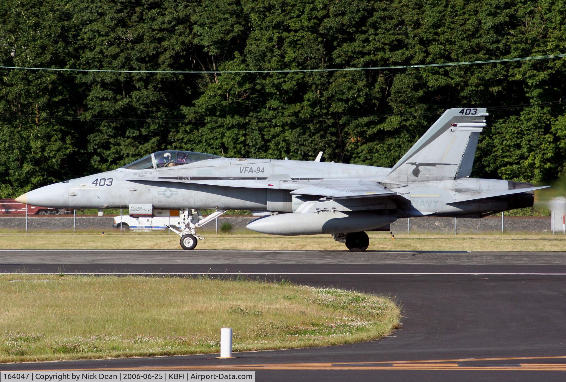 164047, 1990 McDonnell Douglas F/A-18C Hornet C/N 0935, KBFI departing as 