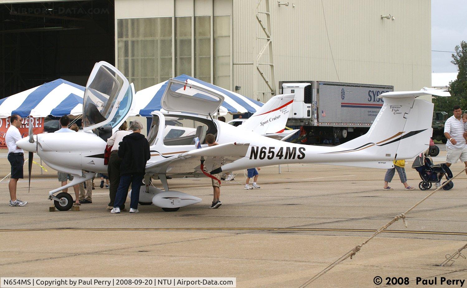 N654MS, 2007 Diamond DA-40 Diamond Star C/N 40.842, Sleek lines draw a crowd