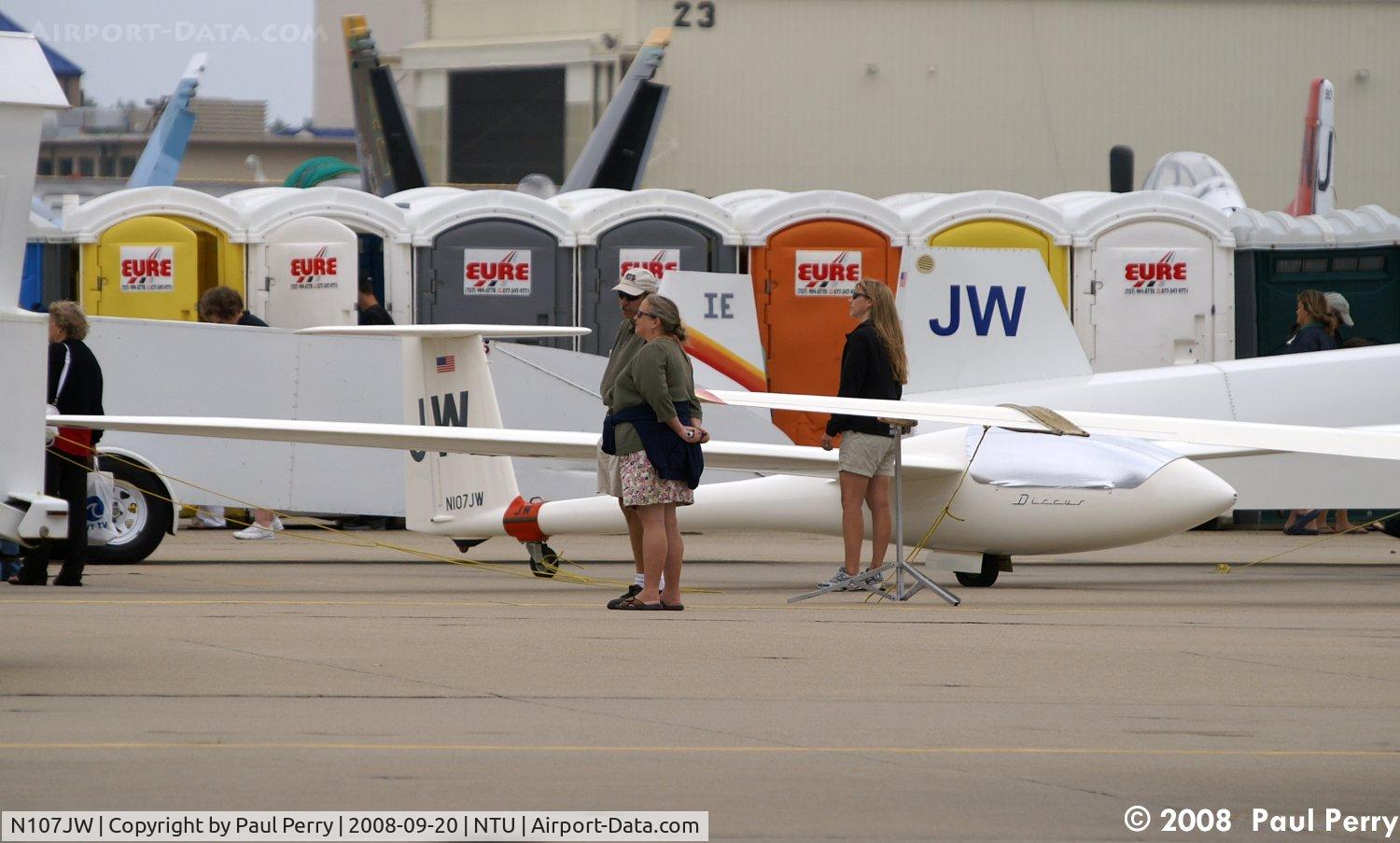 N107JW, Schempp-Hirth DISCUS A C/N 428, Assembled and on display