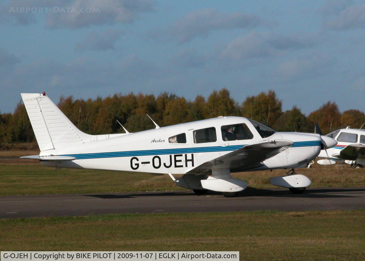 G-OJEH, 1986 Piper PA-28-181 Cherokee Archer II C/N 28-8690051, TAXYING PAST THE CAFE