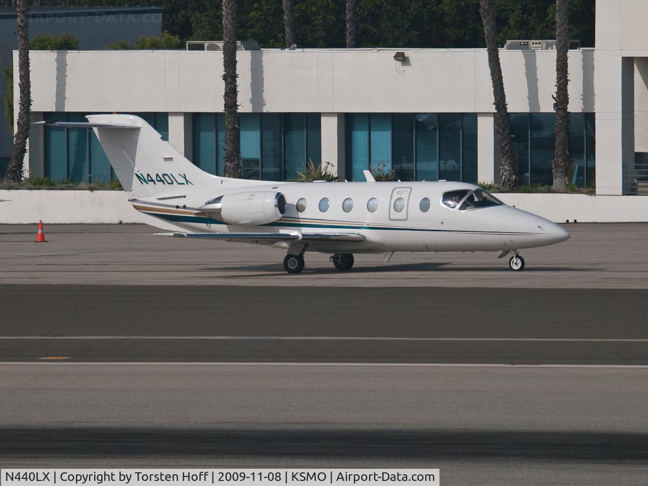 N440LX, 2000 Raytheon Aircraft Company 400A C/N RK-289, N440LX taxiing
