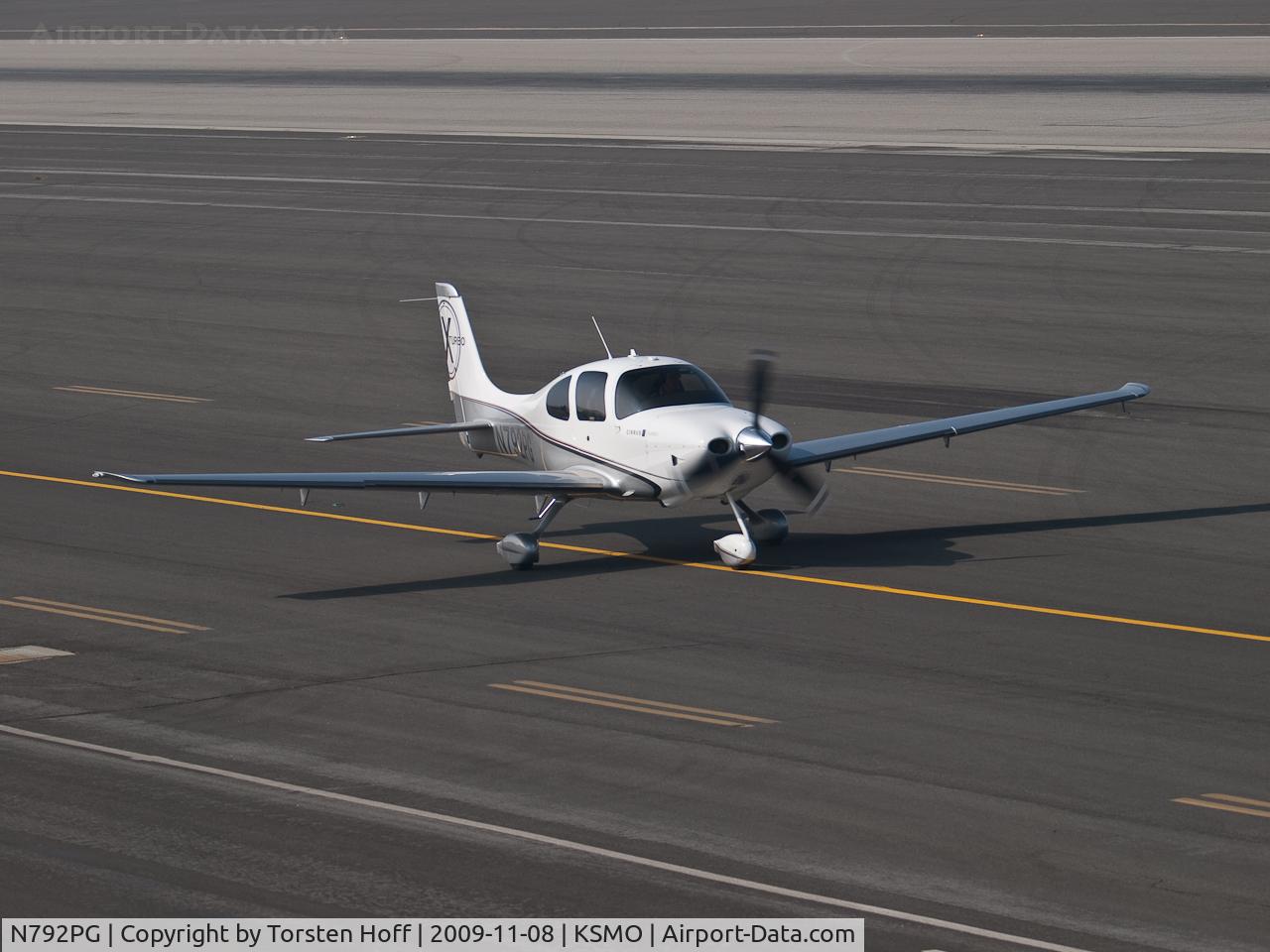 N792PG, Cirrus SR22 X Turbo C/N 3372, N792PG taxiing