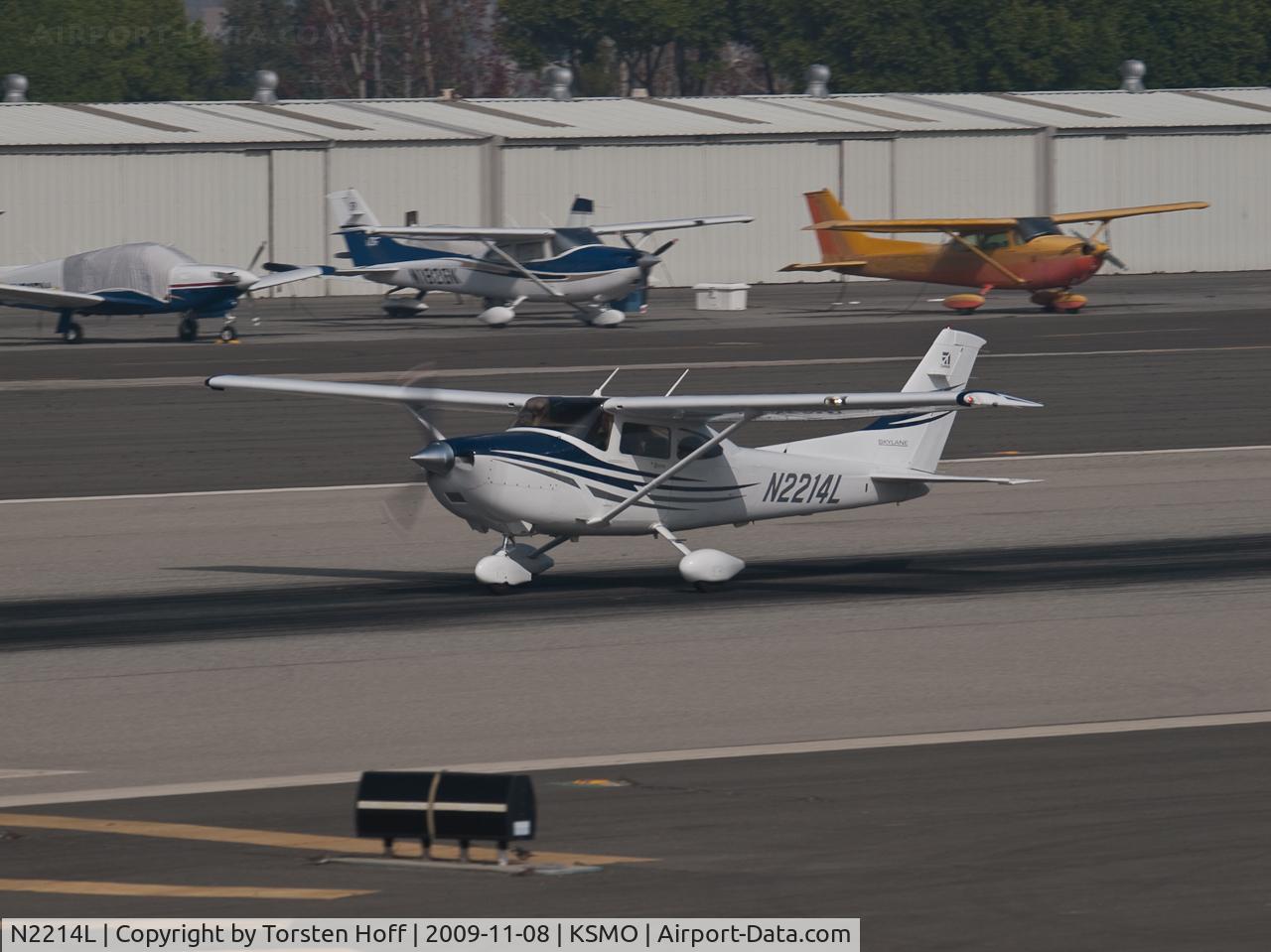 N2214L, 2005 Cessna 182T Skylane C/N 18281718, N2214L departing from RWY 21