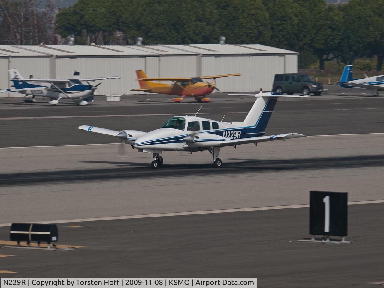 N229R, Beech 76 Duchess C/N ME-223, N229R departing from RWY 21