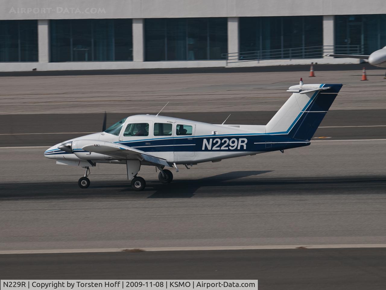 N229R, Beech 76 Duchess C/N ME-223, N229R arriving on RWY 21