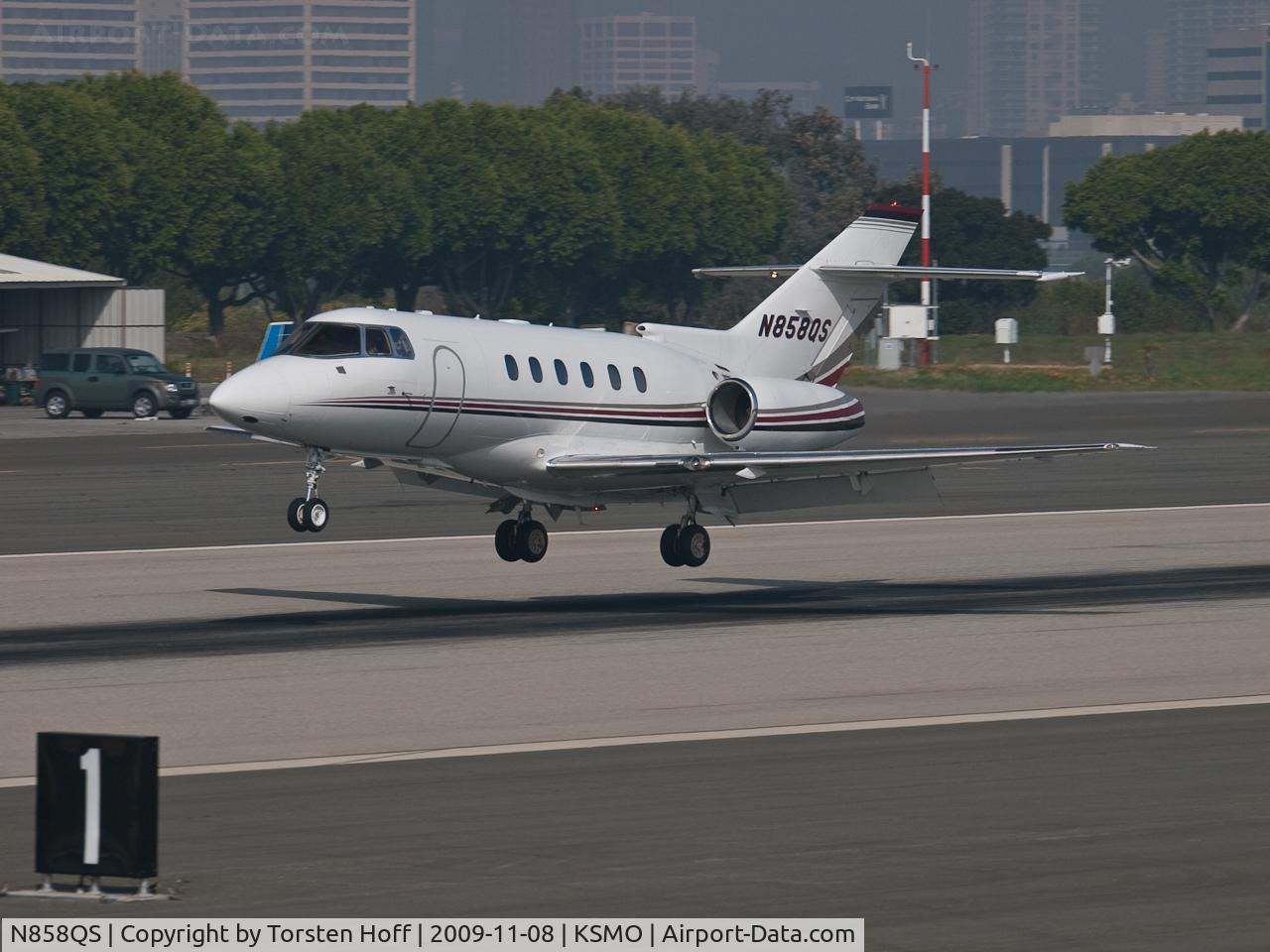N858QS, 2004 Raytheon Hawker 800XP C/N 258691, N858QS arriving on RWY 21